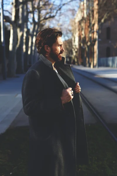 Gut gekleideter Mann mit Bart posiert — Stockfoto