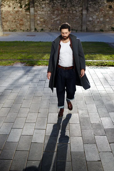 Модный взрослый мужчина в пальто — стоковое фото