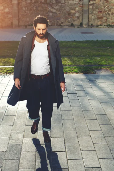 Módní dospělý muž, oblečený v kabátě — Stock fotografie