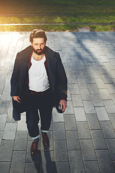 Hombre adulto de moda vestido con abrigo — Foto de Stock