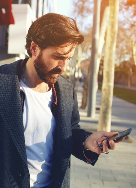 Hombre enviando un mensaje de texto — Foto de Stock