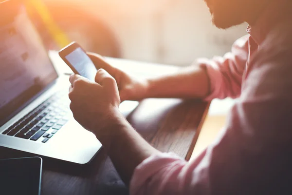 Man's handen met behulp van slimme telefoon Rechtenvrije Stockafbeeldingen