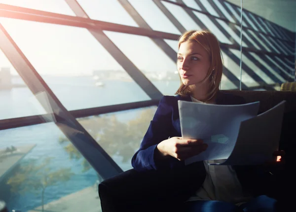 Mulher elegante sentado no escritório moderno Fotos De Bancos De Imagens Sem Royalties