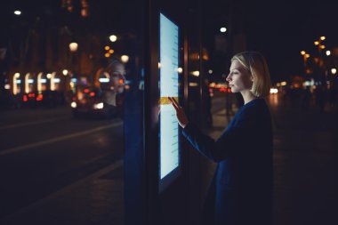 otobüs durağı modern uygulama kullanan kadın