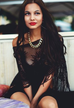 açık havada beach kafede oturan genç kadın