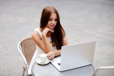 teen onu laptop bir bistro üzerinde çalışıyor