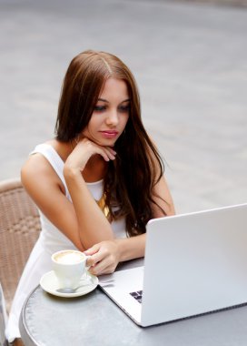 teen onu laptop bir bistro üzerinde çalışıyor