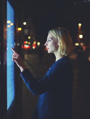 kadın turist kullanarak self servis