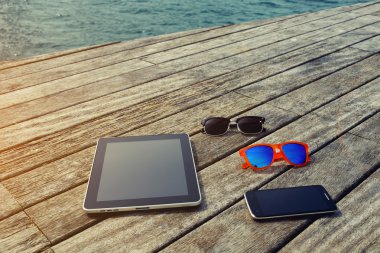 Dijital tablet, akıllı telefon ve güneş gözlüğü