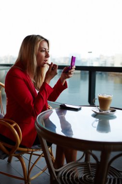 Onun lipgloss koyarak kadın