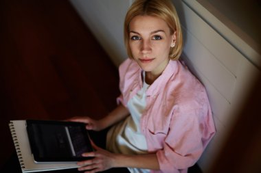 kadın freelancer Touchpad evde kullanma