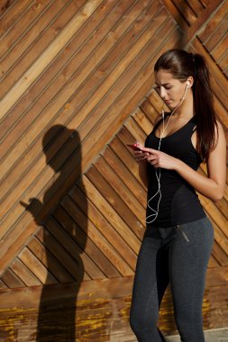 kadın spor giyim kulaklık ile müzik dinleme