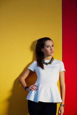 renkli duvar kılığında kadın