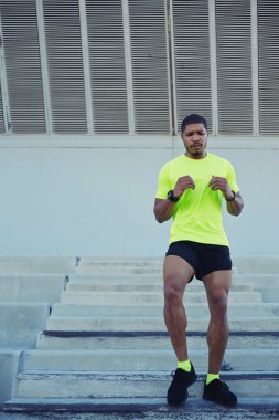 merdivenlerden aşağı koşan adam