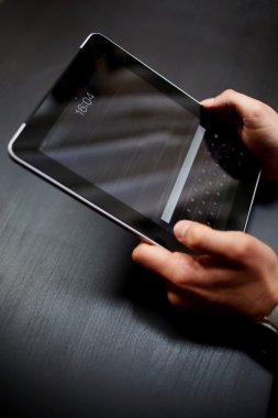 Adamın elleri dijital tablet kullanma