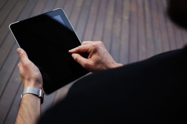erkek kişi dijital tablet kullanma