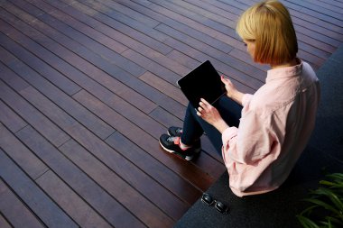 Tablet ile oturan kız öğrenci