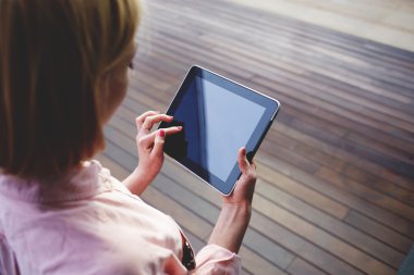 Tablet ile oturan kız öğrenci