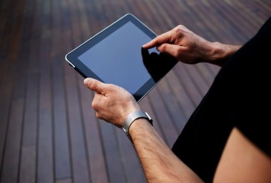 erkek kişi dijital tablet kullanma