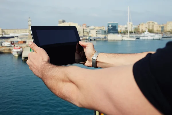 Mains avec tablette numérique prenant selfie — Photo