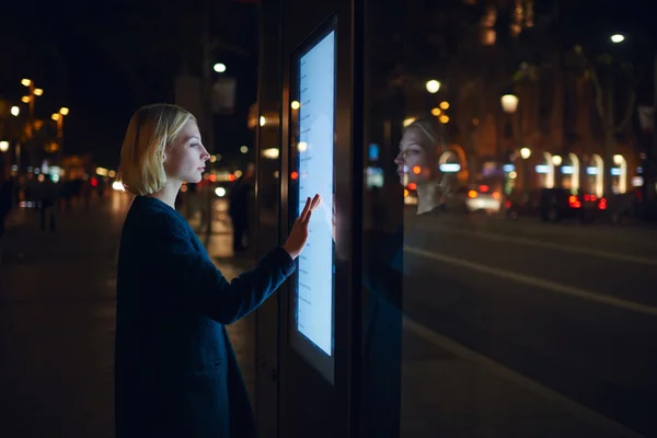 Mulher usando aplicação urbana moderna — Fotografia de Stock