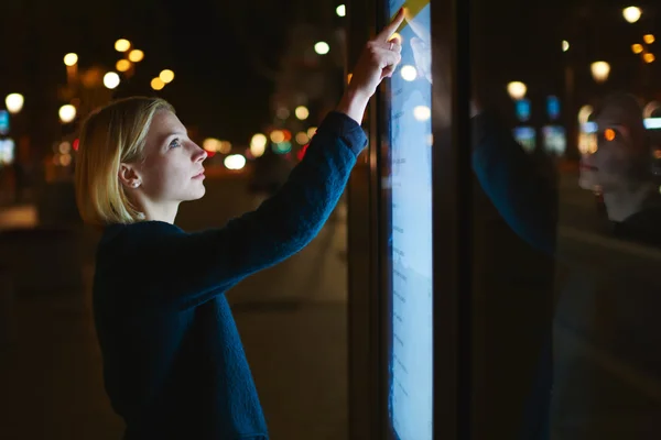 Aantrekkelijke vrouw met behulp van gevoelige scherm — Stockfoto