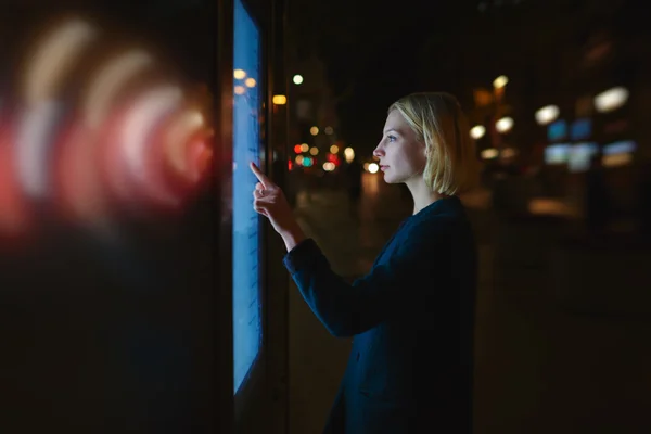 Kvinna med trådlös tecken symbol — Stockfoto