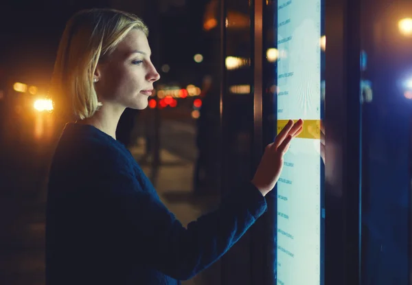 Woman verifies account balance — Stock Photo, Image