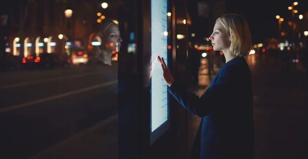 Kobieta za pomocą nowoczesnej aplikacji miejskiego autobusu zatrzymania — Zdjęcie stockowe