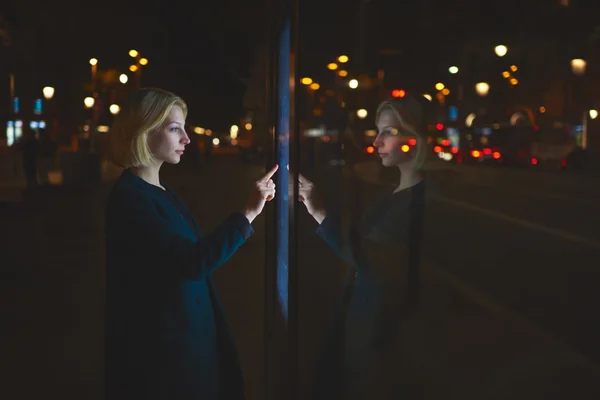 Mulher tocando tela sensível da parada de ônibus da cidade inteligente — Fotografia de Stock