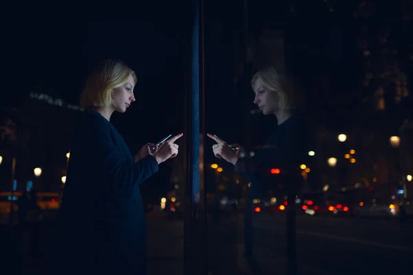 Mujer tocando la pantalla sensible de la parada de autobús inteligente de la ciudad — Foto de Stock