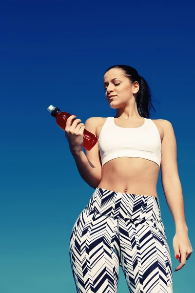Vrouw met prachtige figuur houden fles — Stockfoto