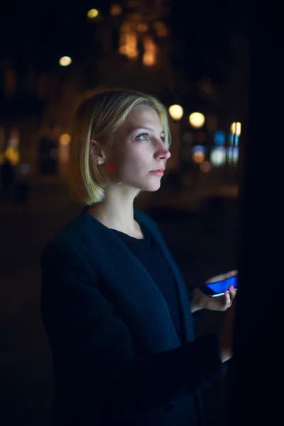 Young woman near automated teller machine — Stock Photo, Image