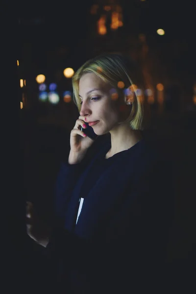 Vrouw spreken op smartphone — Stockfoto