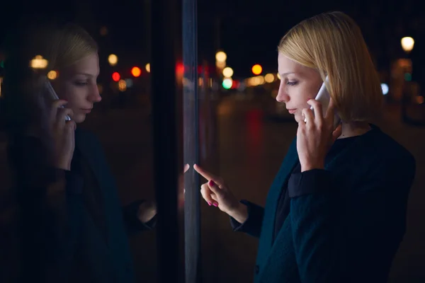 Woman  speaking on smartphone in city — Stok fotoğraf