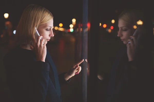 Woman  speaking on smartphone in city — ストック写真