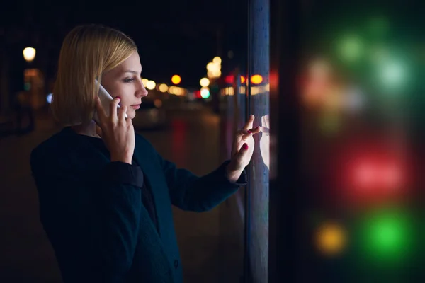 Woman  speaking on smartphone in city — ストック写真