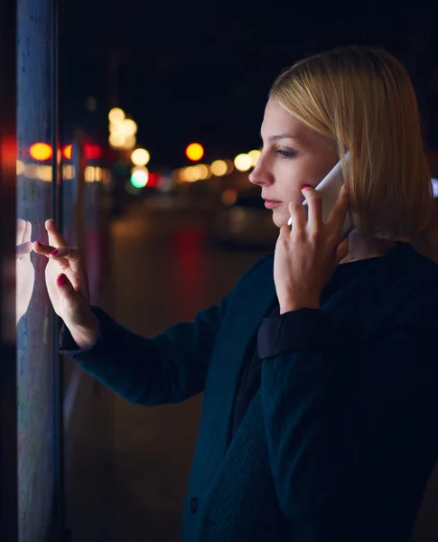 Женщина говорит на смартфоне в городе — стоковое фото