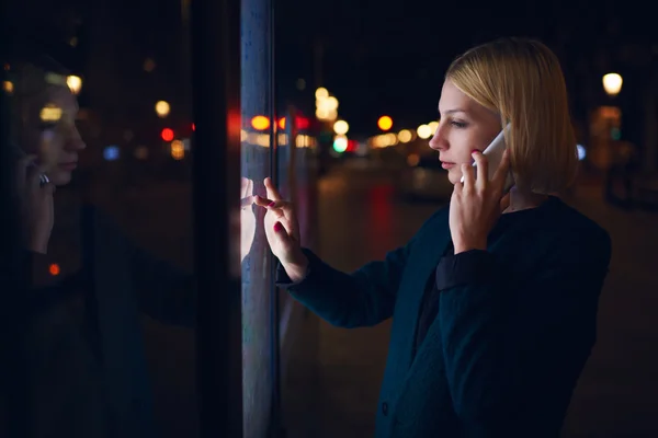 Женщина говорит на смартфоне в городе — стоковое фото