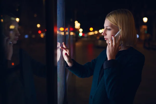 Woman  speaking on smartphone in city — Stockfoto