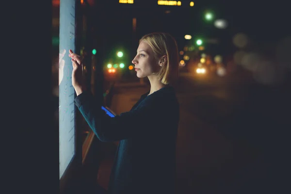 Mujer de negocios tocando pantalla sensible — Foto de Stock