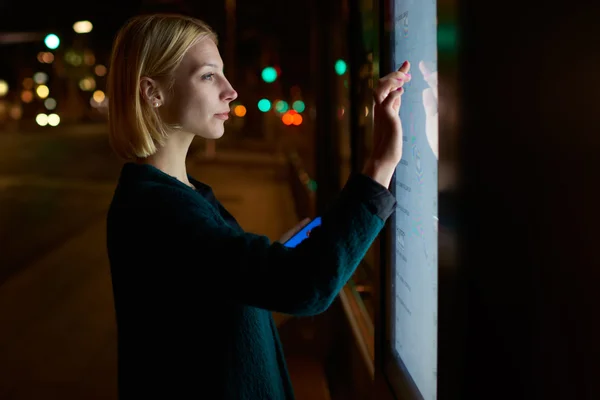 Businesswoman touching sensitive screen — ストック写真