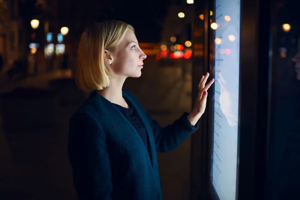 Жінка використовує сенсорний дисплей на вулиці — стокове фото