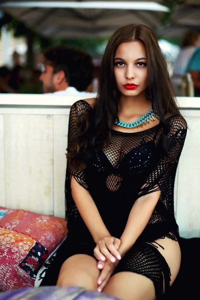 Mujer joven sentada al aire libre en la cafetería de playa — Foto de Stock