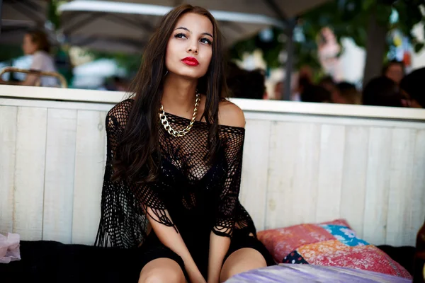 Jovem mulher sentada ao ar livre no café da praia — Fotografia de Stock