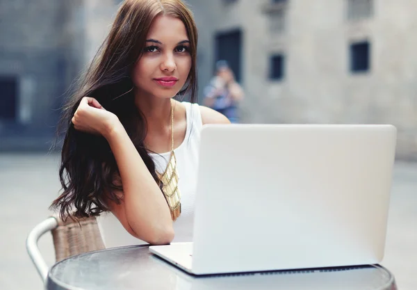 Adolescente trabalhando em seu laptop em um bistrô — Fotografia de Stock