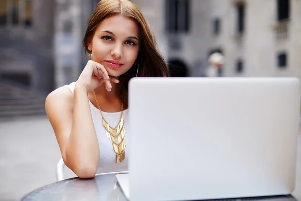 Teen onu laptop bir bistro üzerinde çalışıyor — Stok fotoğraf