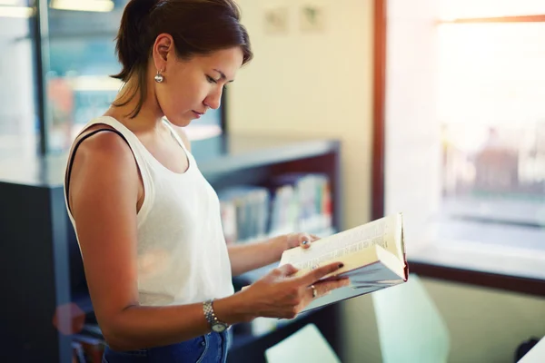 Asiatische Studentin mit offenem Buch — Stockfoto