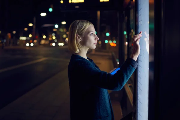 Woman using touch sensitive display on street — Stock Photo, Image