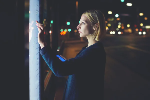 女人在大街上使用触摸敏感显示 — 图库照片